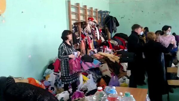 Астраханцы несут жителям обрушившегося дома одежду и продукты