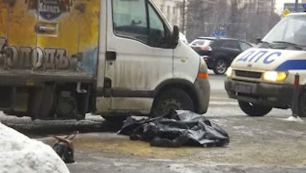 Женщина пешеход погибла под колесами фургона в Москве 