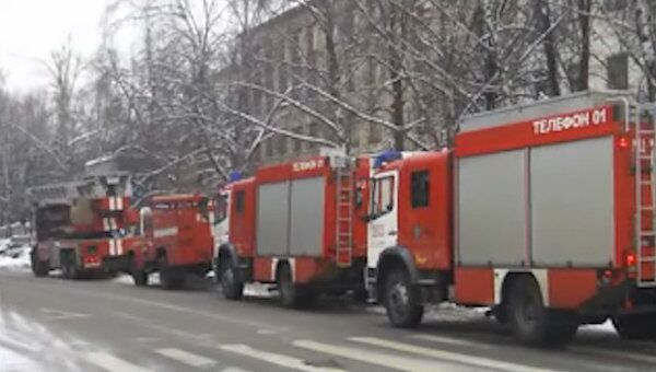 Пожарные расчеты прибыли по вызову в здание института в Москве