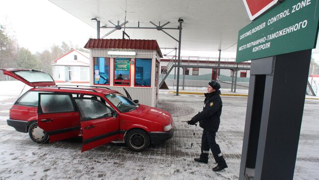 Работа пограничной заставы на российско-литовской границе в поселке Рыбачий Калининградской области. Архив