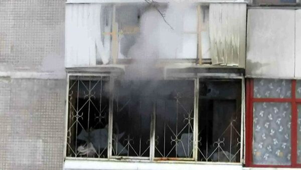 Черный дым валил из окон горящей квартиры на юге Москвы 