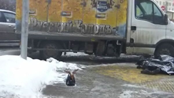 Фургон с мороженым во время парковки задавил женщину. Кадры с места ЧП