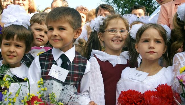 Дети в школьной форме. Архив