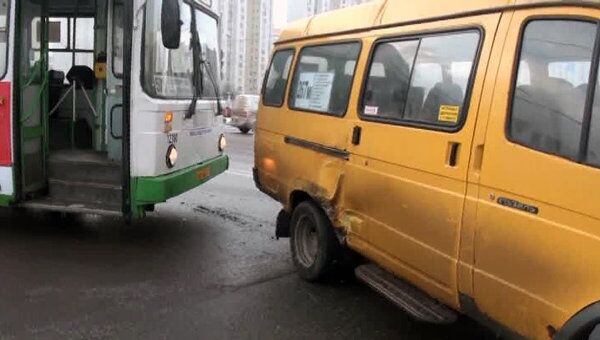 Автобус столкнулся с маршруткой на Митинской улице в Москве