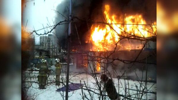 Огонь охватил крышу здания на рынке в Ростове-на-Дону 