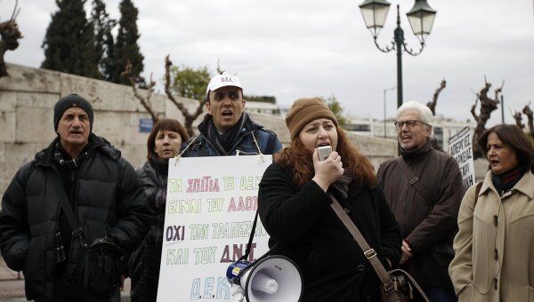 Греческие профсоюзы протестуют перед зданием парламента