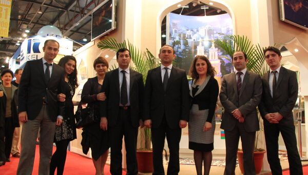 Сотрудники Посольства Азербайджана у павильона своей страны на Международной книжной выставке в Буэнос-Айресе, которая состоялась в апреле 2011 года