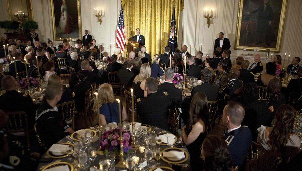 Барак Обама во время ужина в Белом доме с ветеранами войсковых операций в Ираке