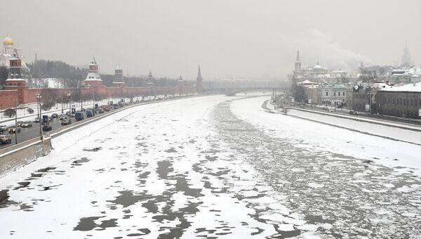 Вид на Москву реку с Большого каменного моста. Архивное фото