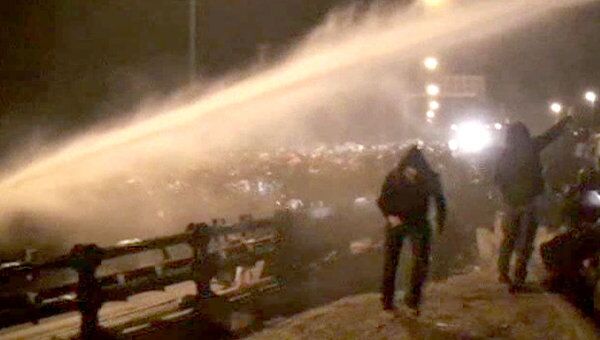 Итальянские полицейские расстреляли протестующих из водомета 