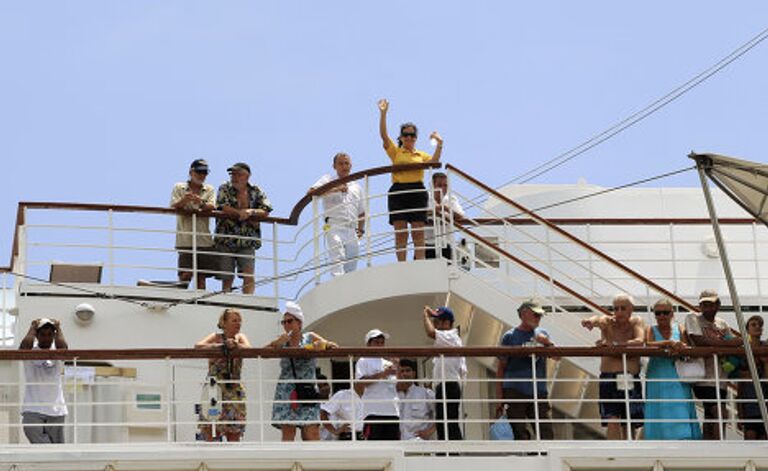 Пассажиры аварийного круизного лайнера Costa Allegra