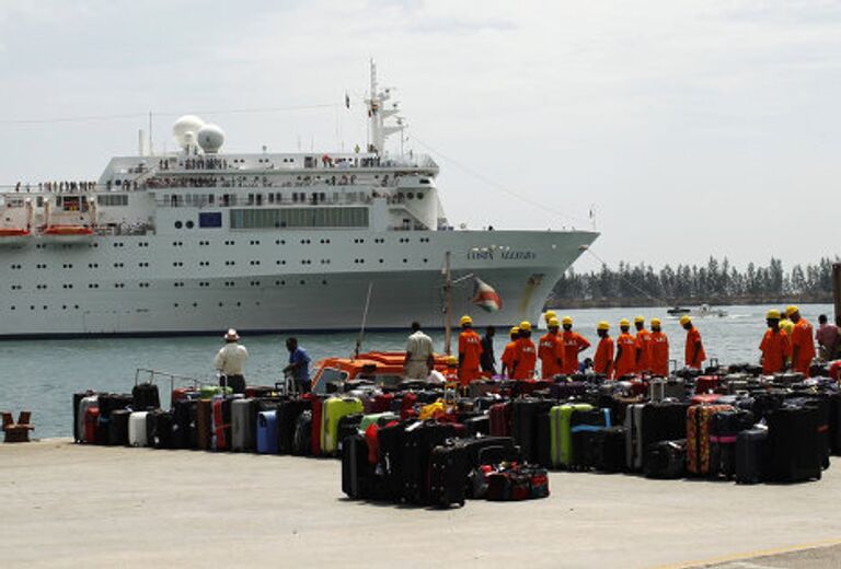 Аварийный круизный лайнер Costa Allegra у острова Маэ в Сейшельском архипелаге