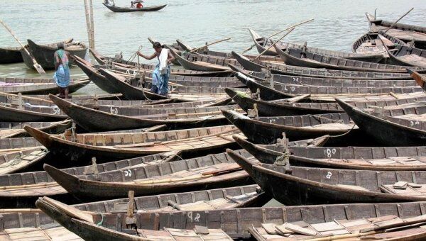 Лодки и рикши города Дакка. Архивное фото