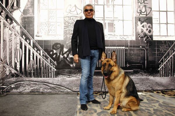 Роберто Кавалли со своей собакой 