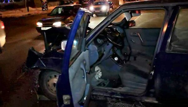 Skoda на полном ходу влетела в Volvo в Москве, пострадали два человека