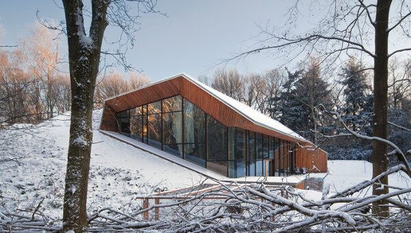 Дом, вырастающий из снежного холма, построили в Голландии
