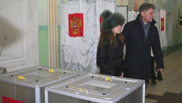 Губернатор Олег Кожемяко пришел на избирательный участок вместе с дочерью в числе первых