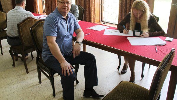 Председатель счетной палаты РФ Сергей Степашин голосует на выборах в Нью-Дели