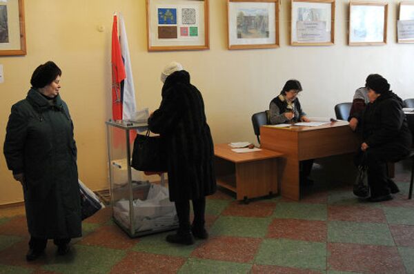 На фото: избиратели на участке № 822