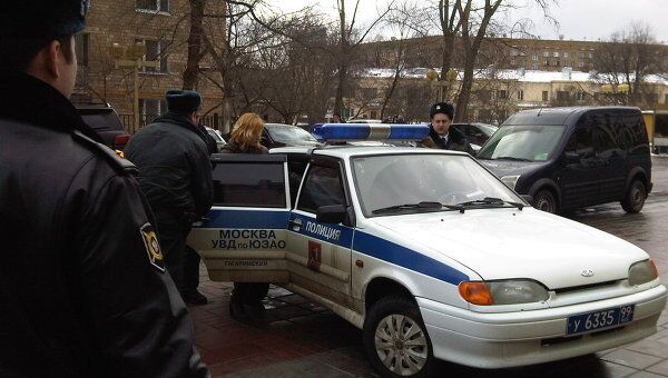Сотрудники правоохранительных органов задерживают активисток украинского движения FEMEN 