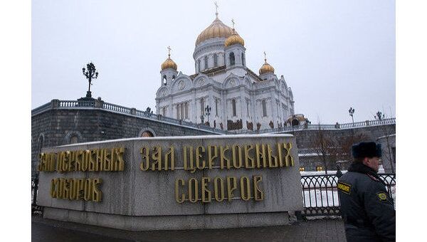 В центре Москвы у Храма Христа Спасителя проходят молитвенные стояния в связи с началом работы Поместного Собора РПЦ