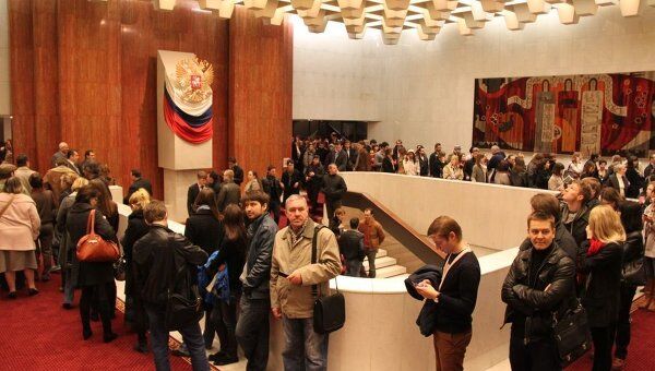 Небывалые очереди выстроились на избирательном участке в посольстве РФ в Париже