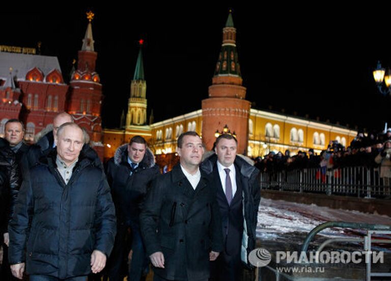 Д.Медведев и В.Путин участвуют в митинге на Манежной площади