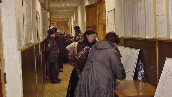 Под усиленной охраной полиции идет процесс сдачи заполненных бюллетеней в ТИК города Костромы