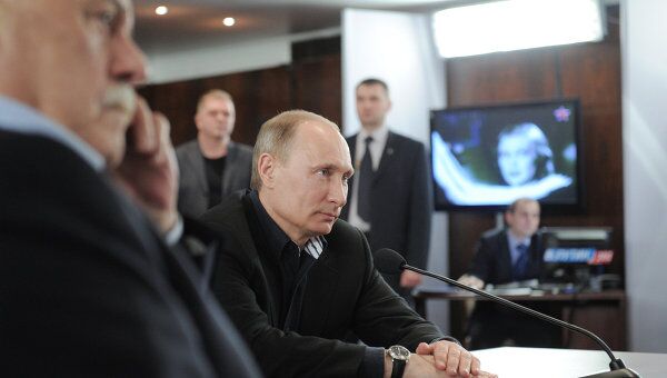Кандидат в президенты РФ В. Путин посещает избирательный штаб