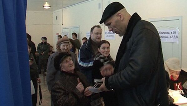 Пенсионерка просила автограф у Валуева, чтобы заманить мужа на выборы