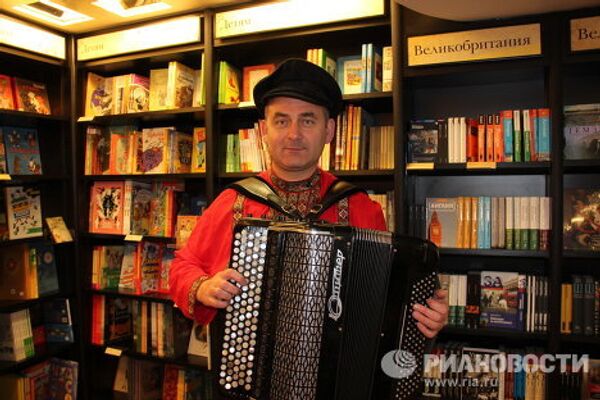 Улицкая, Быков и аккордеон на открытие русского книжного магазина в Лондоне