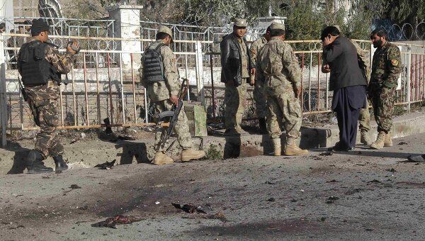 Афганские полицейские на месте теракта в провинции Нангархар