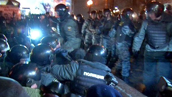 Столичная полиция задержала участников несанкционированной акции в фонтане 