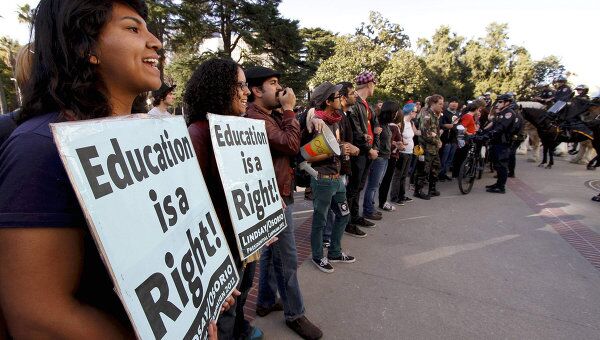 Протестующие против сокращения бюджета на образованиев Калифорнии