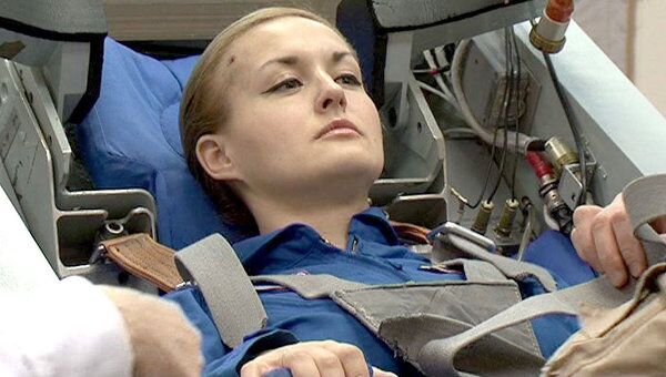 Женщина-космонавт Серова готовится к полету на тренажерах и в центрифуге