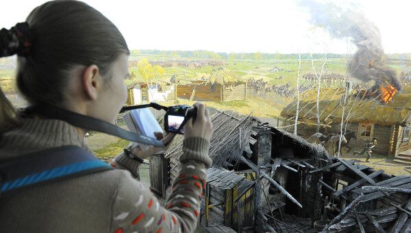 Девушка фотографирует панораму Бородинская битва. Архивное фото