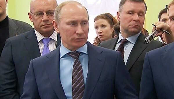 Путин проверил работу ситуационного центра Выборы-2012
