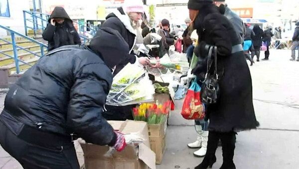 Уличные торговцы готовятся к цветочному ажиотажу в Москве