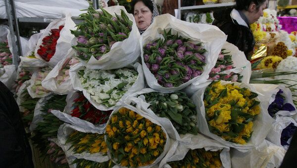 Продажа цветов к празднику 8 Марта, фото из архива