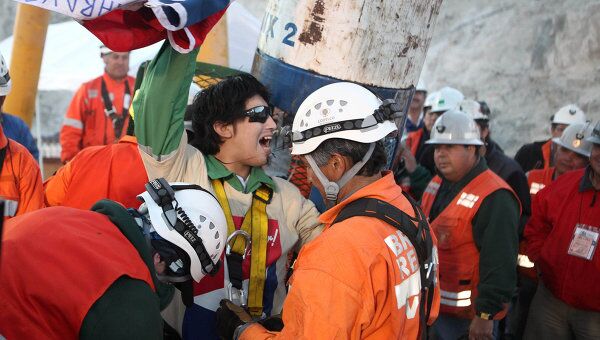 Просидевшие под землей более 2 месяцев шахтеры в Чили получат $5 млн