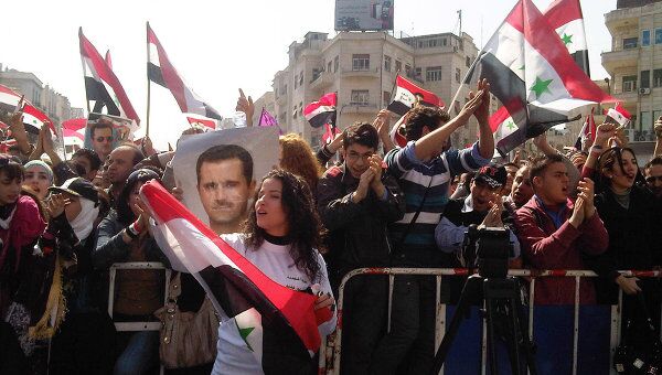 Митингующие в Дамаске с портретом Асада