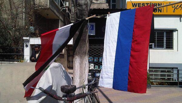 Российский и сирийский флаги в Дамаске