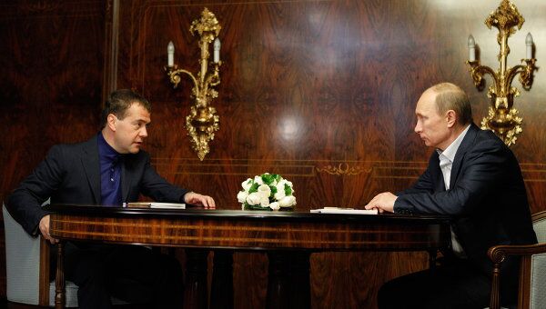 Встреча Д. Медведева и В. Путина. Архивное фото