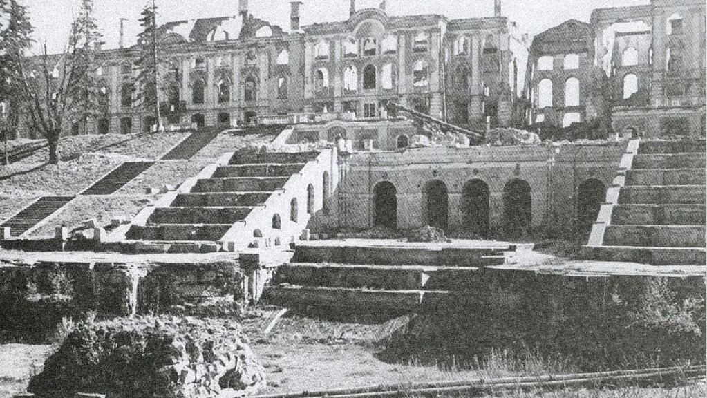 Разрушенный Петергофский дворец, 1944 год - РИА Новости, 1920, 24.06.2025