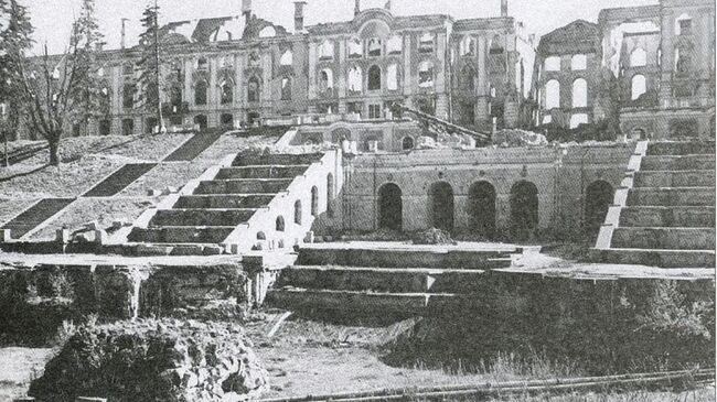 Разрушенный Петергофский дворец, 1944 год