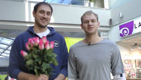 Баскетболисты ЦСКА 8 марта дарили встречным девушкам розы