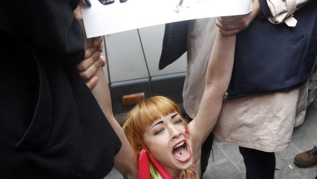 Активистки FEMEN, обнажившиеся у мечети, задержаны в Стамбуле