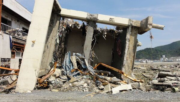 Три месяца после цунами: опрокинутое на бок здание полицейского участка в г. Онагава (преф.Мияги)