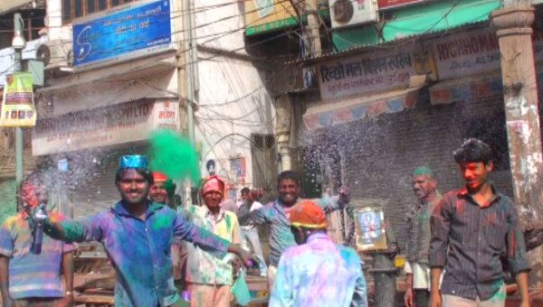 Индийцы раскрашивают друг друга в яркие краски на фестивале Холи
