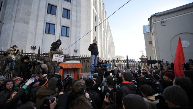 Сергей Удальцов со своими сторонниками после митинга на Новом Арбате направился в сторону кинотеатра Художественный